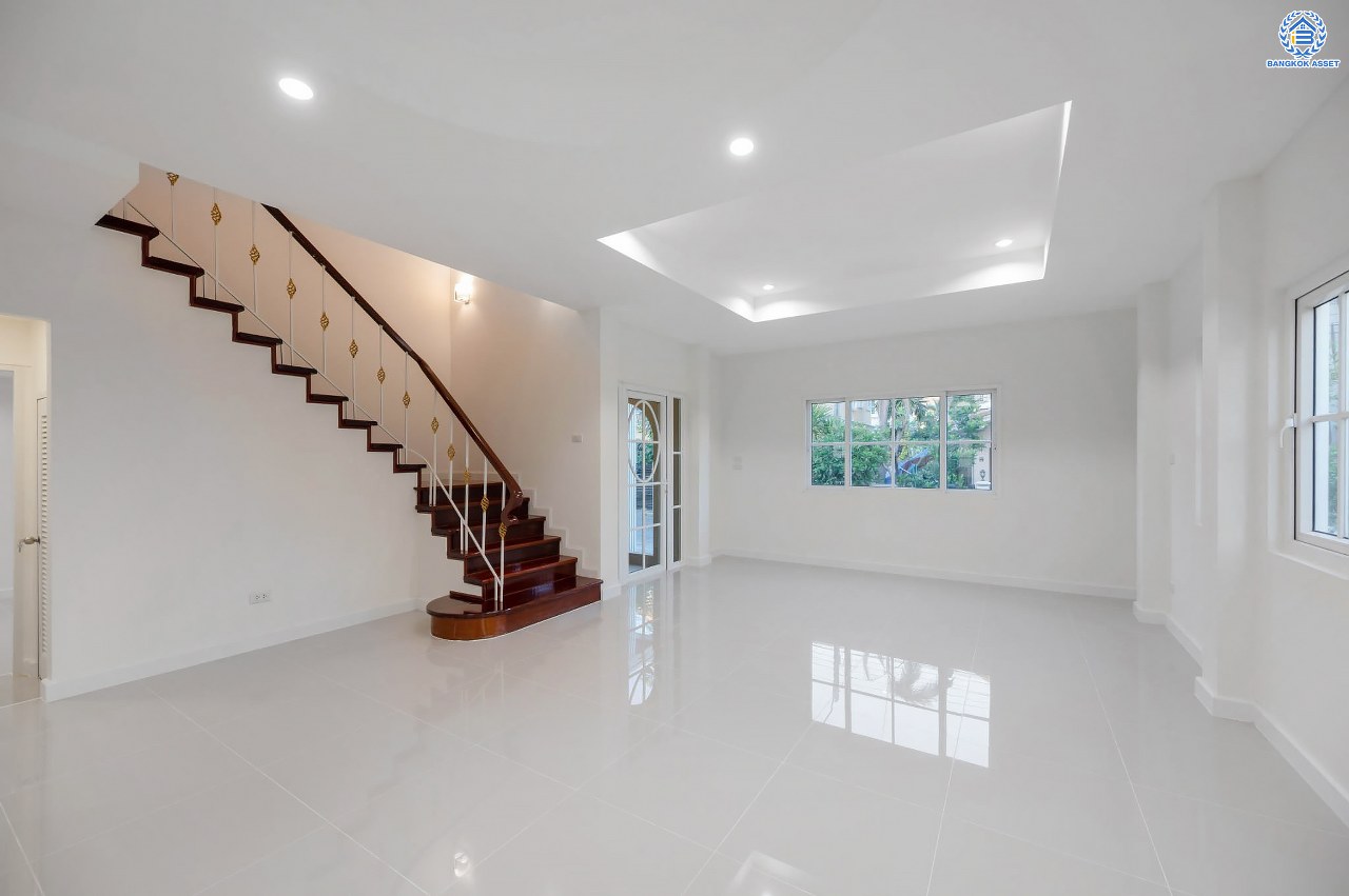 บ้านมือสองตกแต่งใหม่ โครงการ นราวดี  วงแหวน-พระราม5 เนื้อที่กว้าง 58.5 ตร.ว. พื้นที่ใช้สอย 157.3 ตร.ม. ฟังก์ชัน 4  ห้องนอน (ห้องนอนชั้นล่าง 1 ห้อง) 4 ห้องน้ำ 2 ที่จอดรถ บนทำเลติดถนนนครอินทร์ เดินทางง่าย เชื่อมต่อถนนกาญจนาภิเษก, ถนนนครอินทร์, ถนนราชพฤกษ์, ถนนพระราม5 ใกล้จุดขึ้นทางด่วน "ศรีรัช"